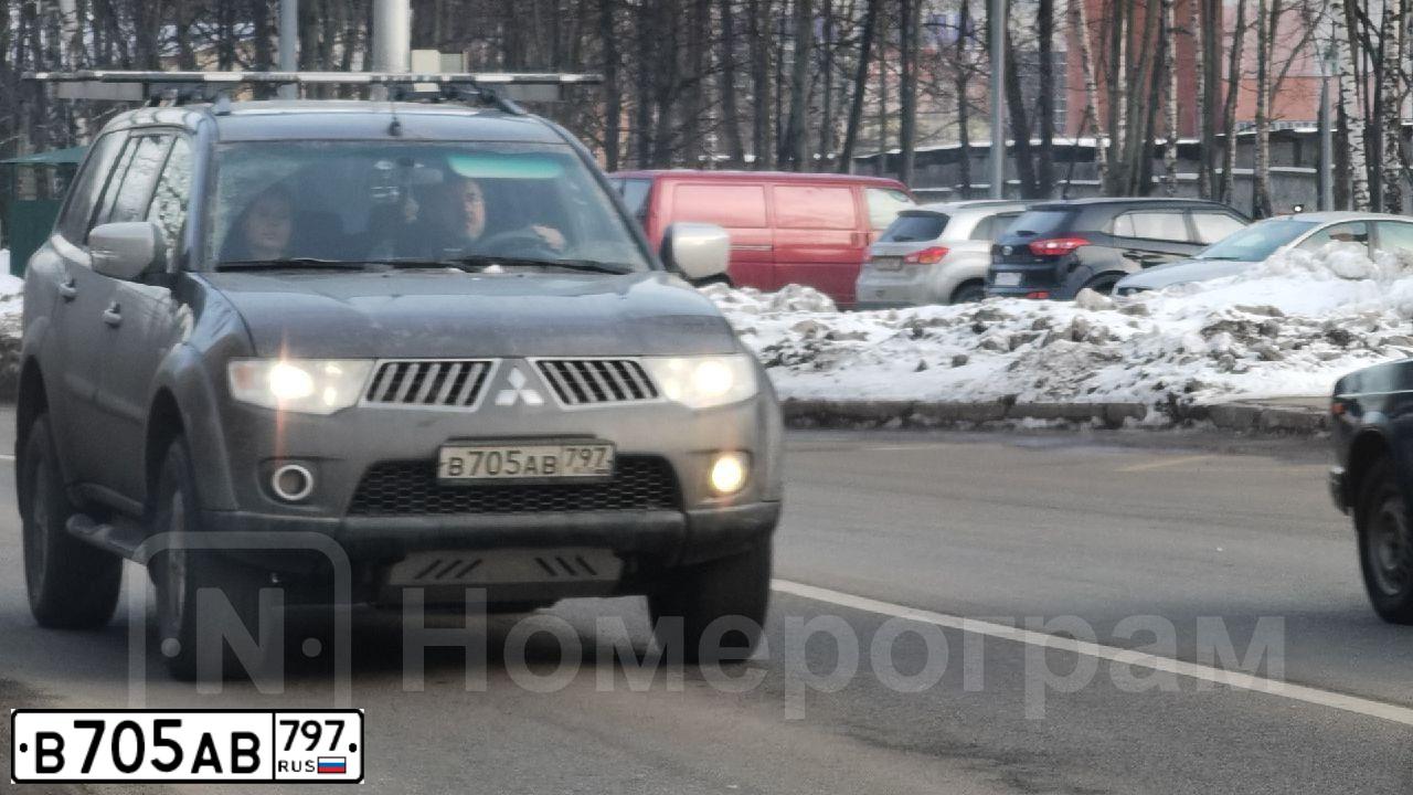Фото автомобиля MITSUBISHI PAJERO SPORT, 2012 — госномер В627ОТ77. Цвет: Коричневый