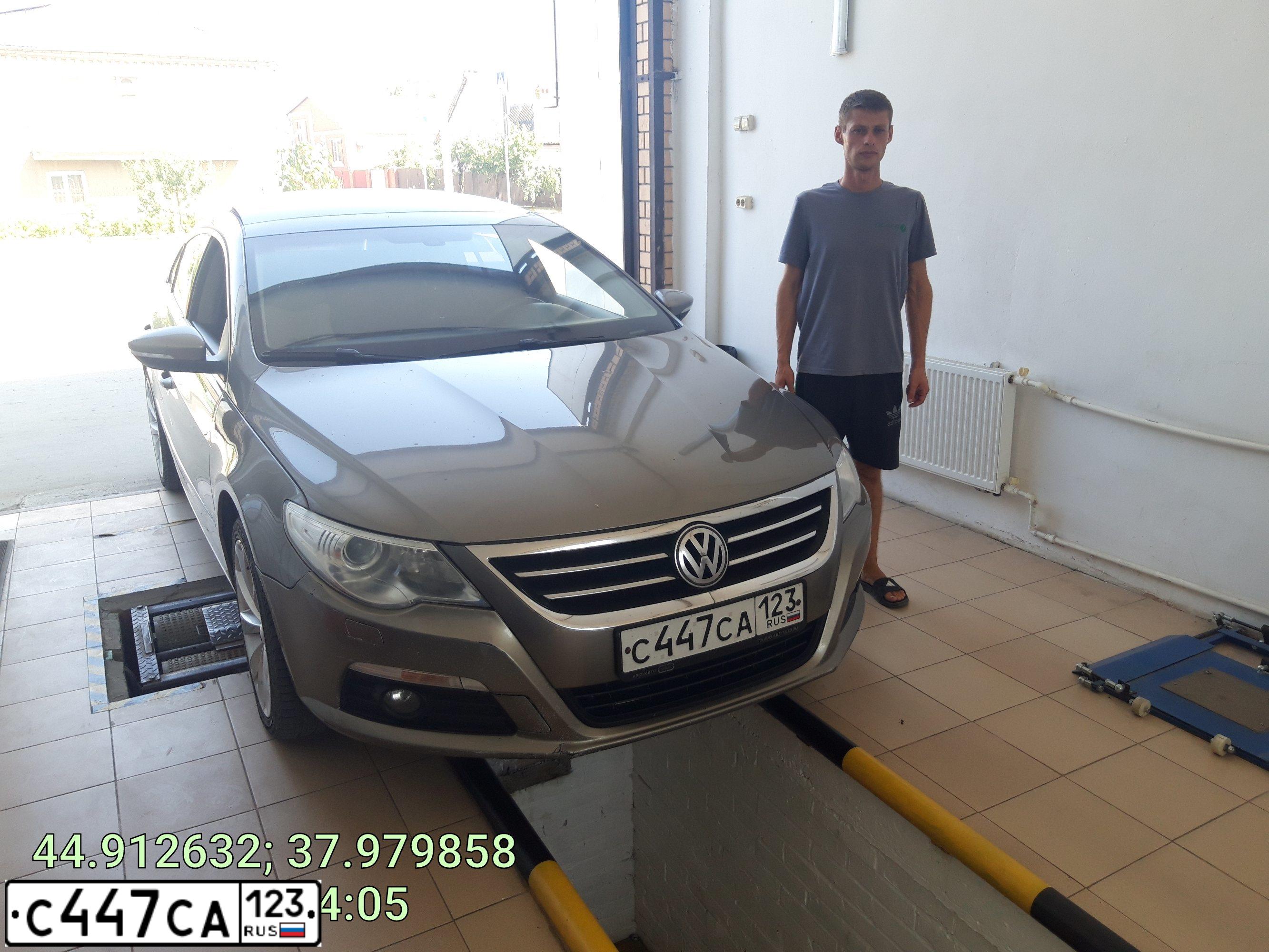 Фото автомобиля VOLKSWAGEN PASSAT, 2011 — госномер С447СА123. Цвет: БЕЖЕВО-СЕРЫЙ