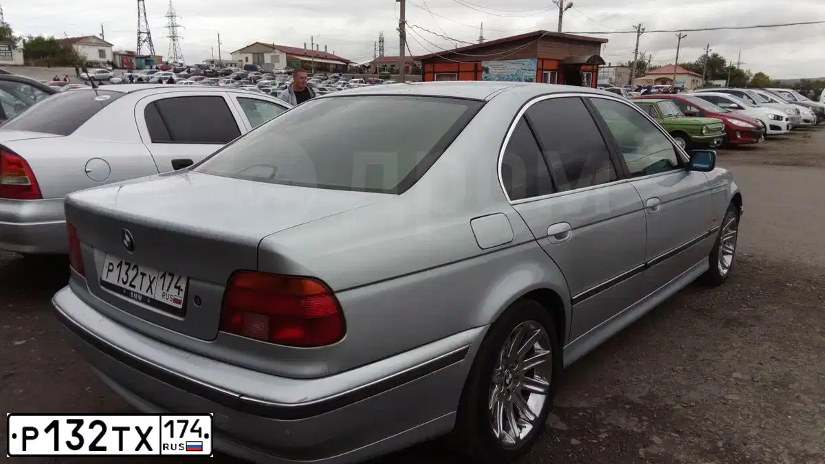 Фото автомобиля BMW SERIE 5, 1996 — госномер Р132ТХ174. Цвет: серебристый