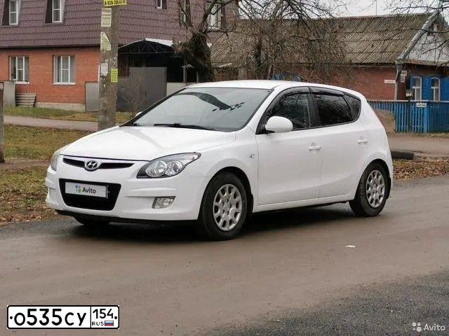Фото автомобиля HYUNDAI I30, 2009 — госномер О535СУ154. Цвет: Белый