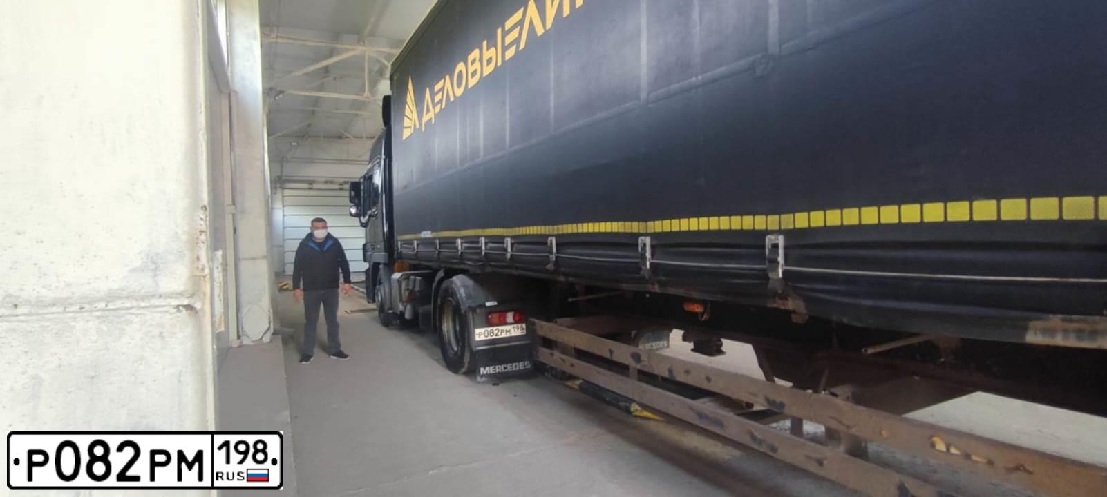 Фото автомобиля MERCEDES ACTROS, 2017 — госномер Р082РМ198. Цвет: ЧЕРНЫЙ