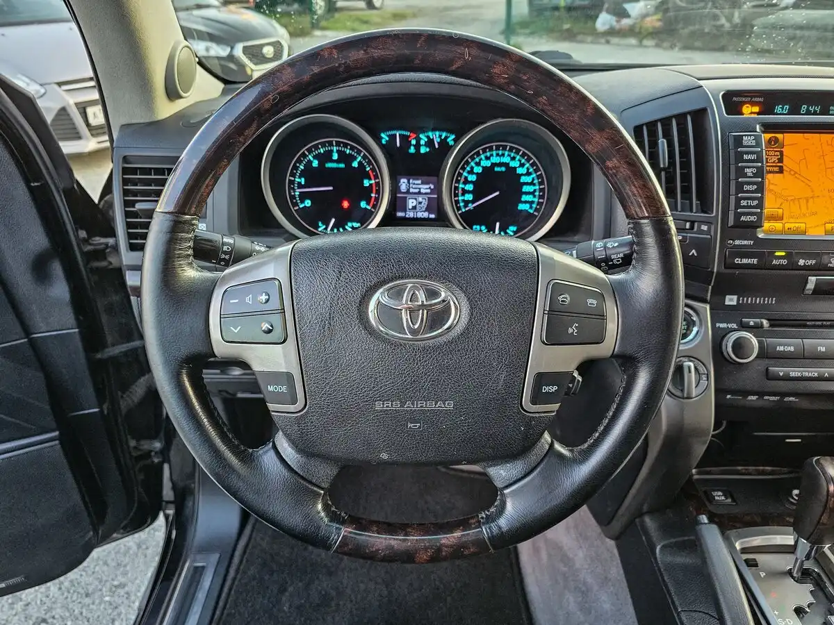 Фото автомобиля TOYOTA LANDCRUISER, 2007 — госномер У880ЕЕ96. Цвет: ЧЕРНЫЙ