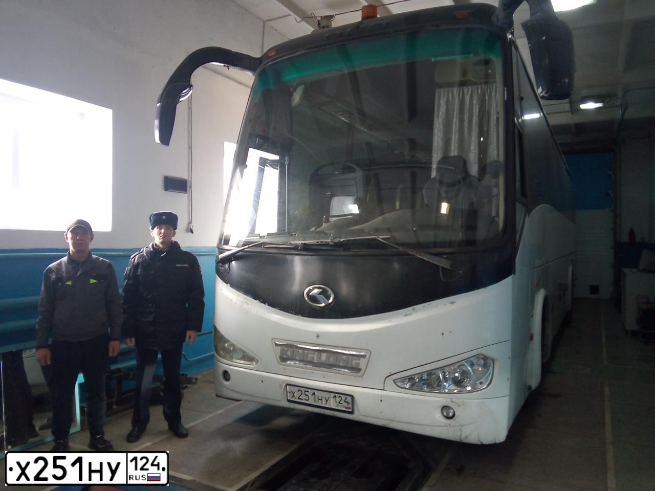 Фото автомобиля KING LONG (KLM) XMQ 6127, 2012 — госномер Х251НУ124. Цвет: БЕЛЫЙ