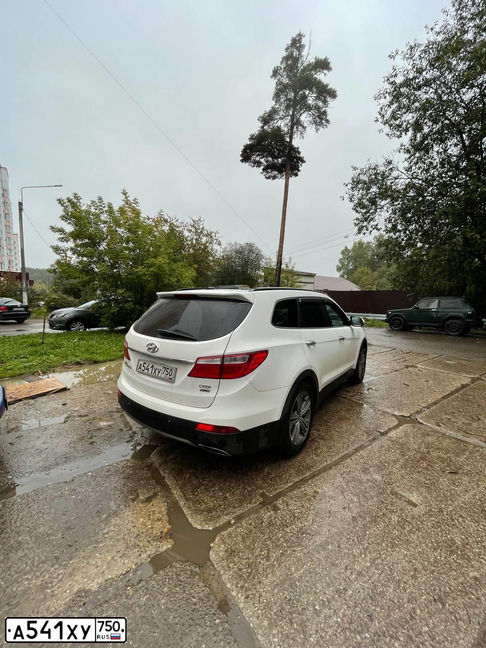 Фото автомобиля HYUNDAI GRAND SANTA FE, 2015 — госномер У856РУ69. Цвет: Белый