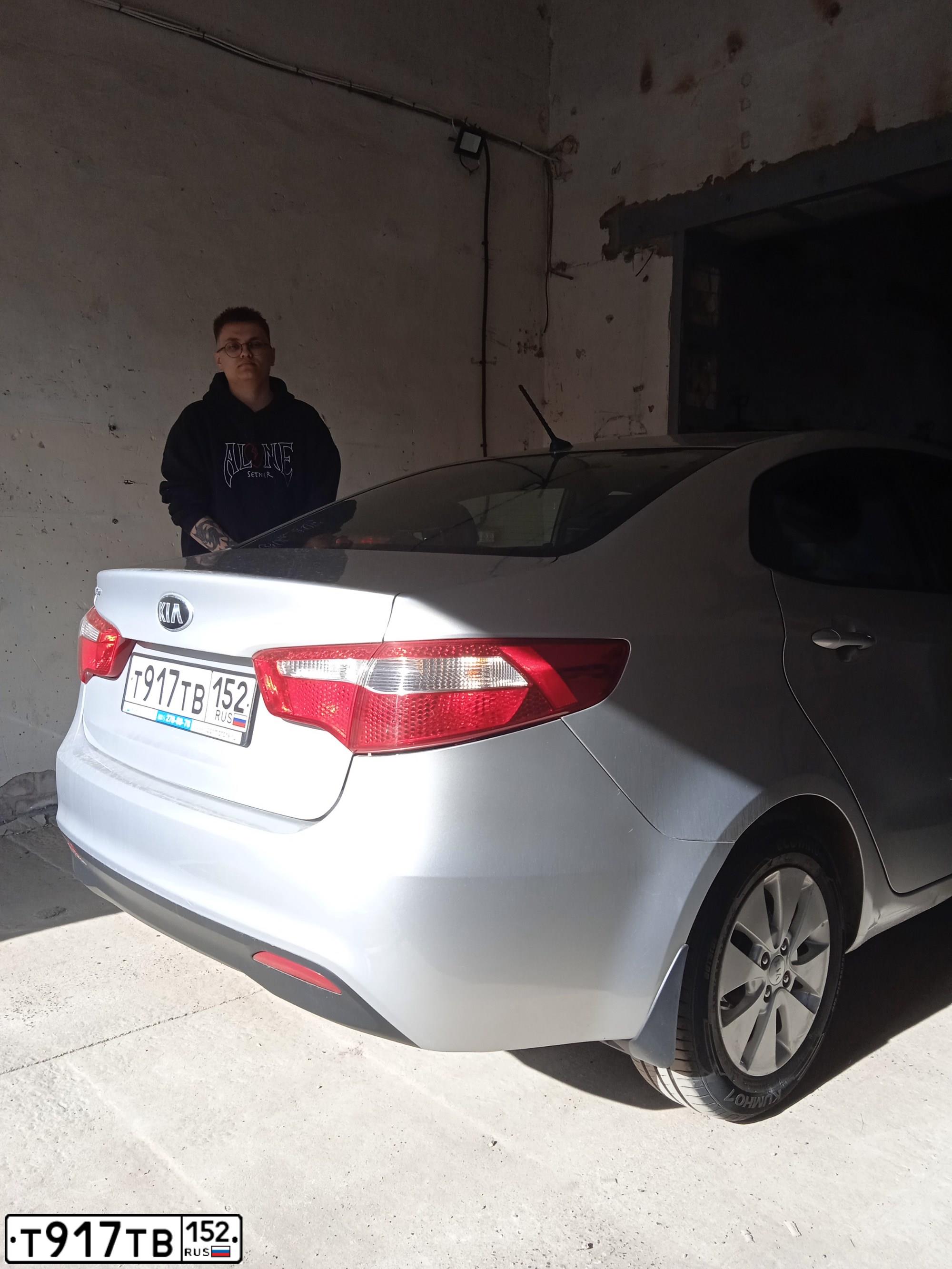 Фото автомобиля KIA RIO, 2014 — госномер Т917ТВ152. Цвет: СВЕТЛО-СЕРЫЙ