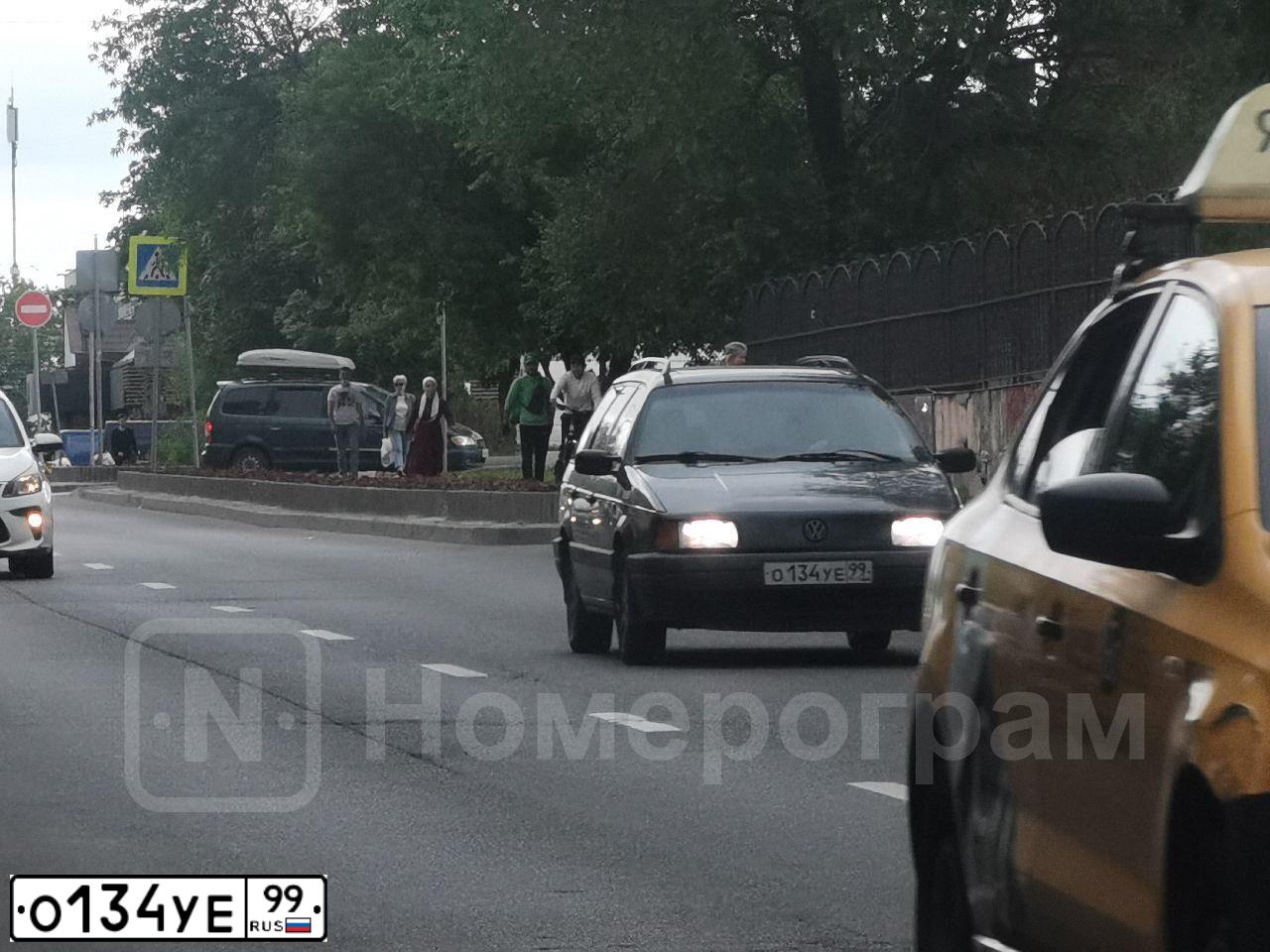 Фото автомобиля ФОЛЬКСВАГЕН ПАССАТ, 1992 — госномер О134УЕ99. Цвет: ТЕМНО-СИНИЙ