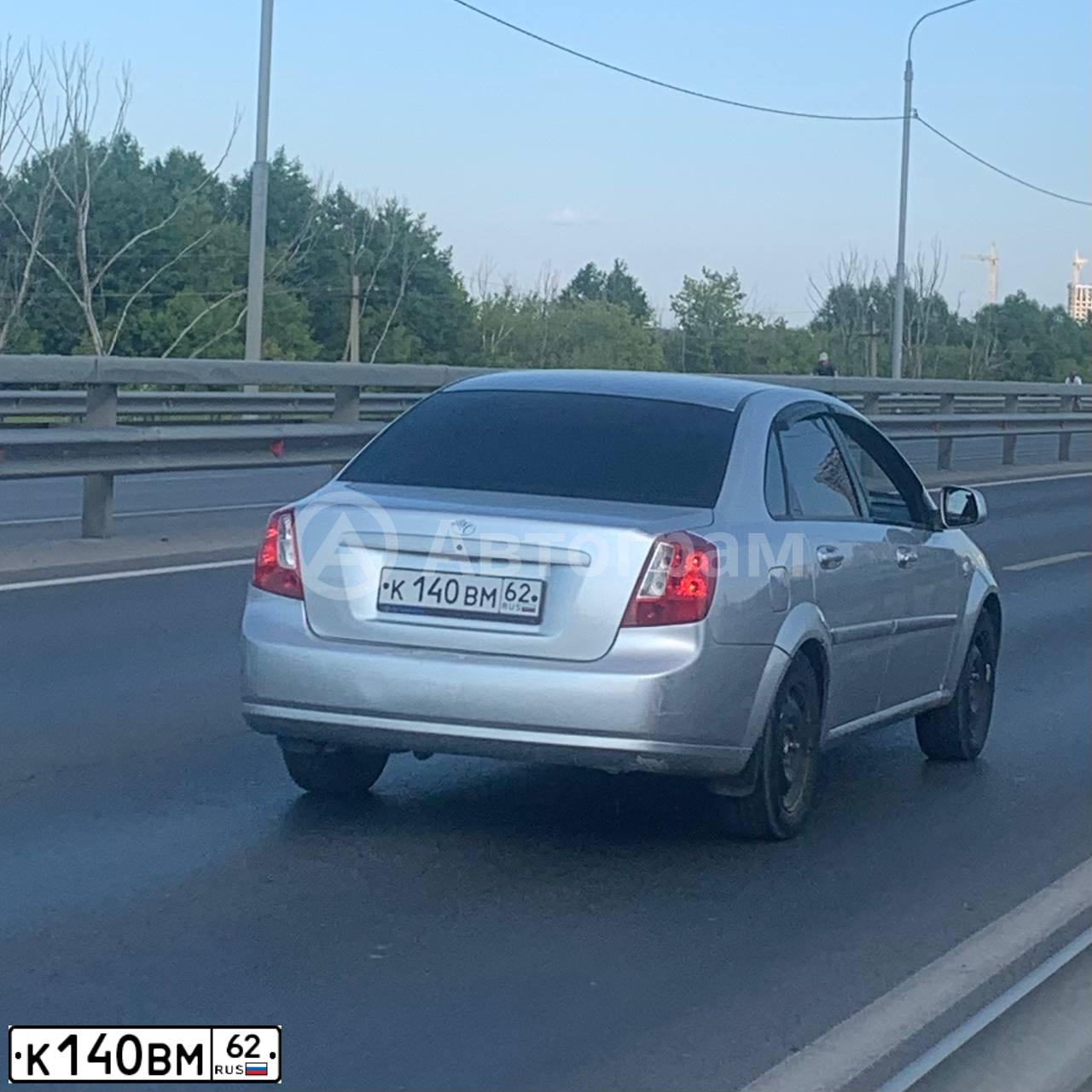 Фото автомобиля DAEWOO GENTRA, 2013 — госномер К900ТС62. Цвет: Серебристый