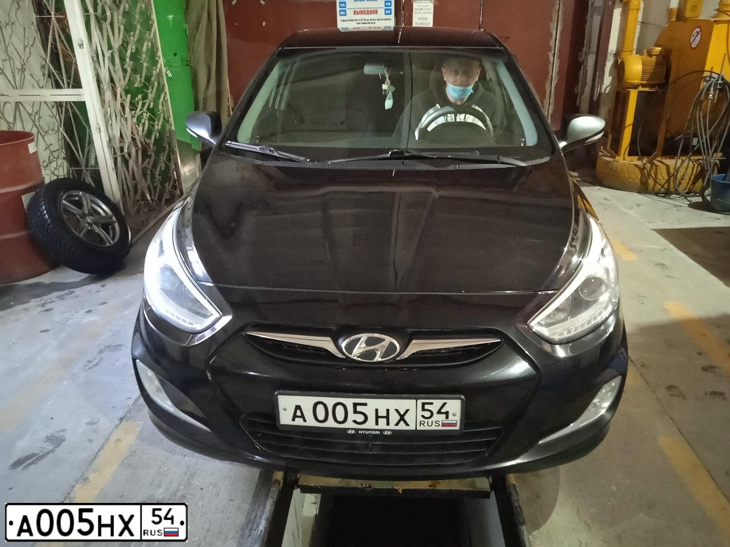 Фото автомобиля HYUNDAI SOLARIS, 2013 — госномер Н501КВ77. Цвет: ЧЕРНЫЙ
