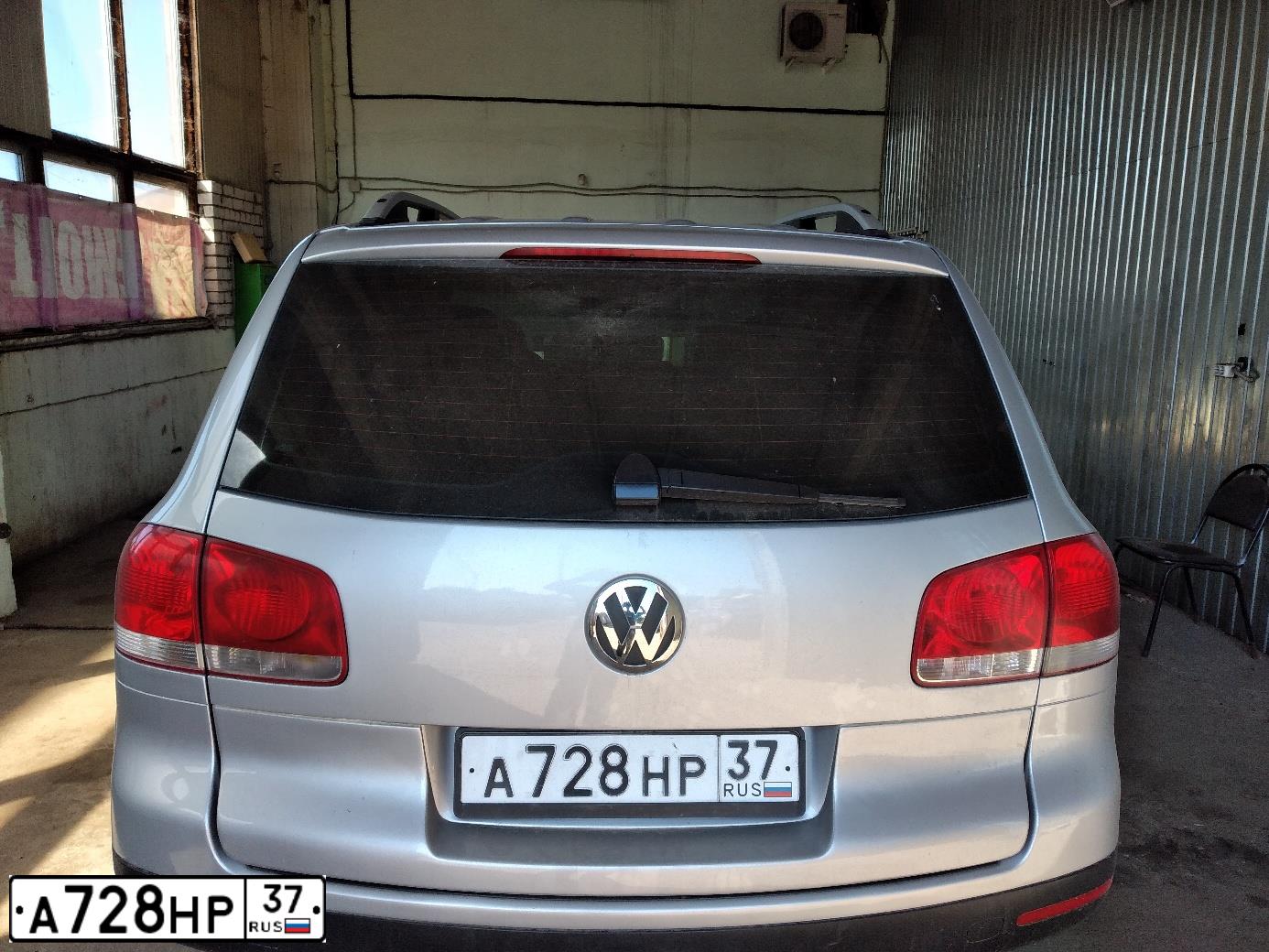 Фото автомобиля VOLKSWAGEN TOUAREG, 2004 — госномер А728НР37. Цвет: СЕРЕБРИСТЫЙ