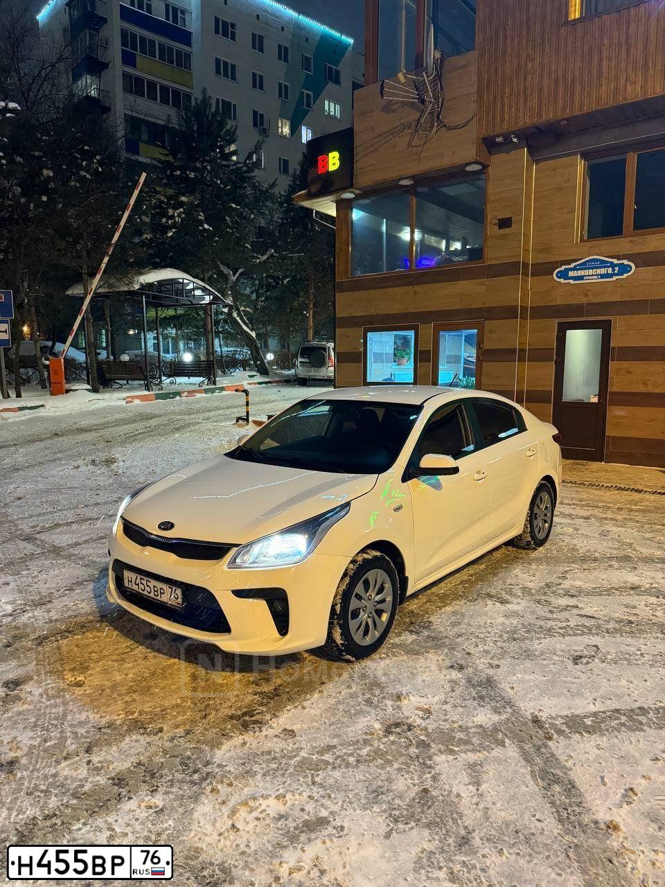 Фото автомобиля KIA RIO, 2020 — госномер Р168УТ18. Цвет: Белый