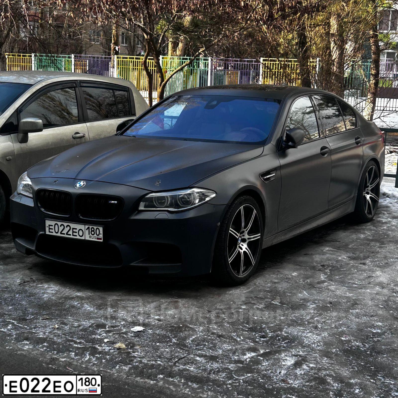 Фото автомобиля BMW M5, 2012 — госномер Р674КС180. Цвет: СЕРЫЙ