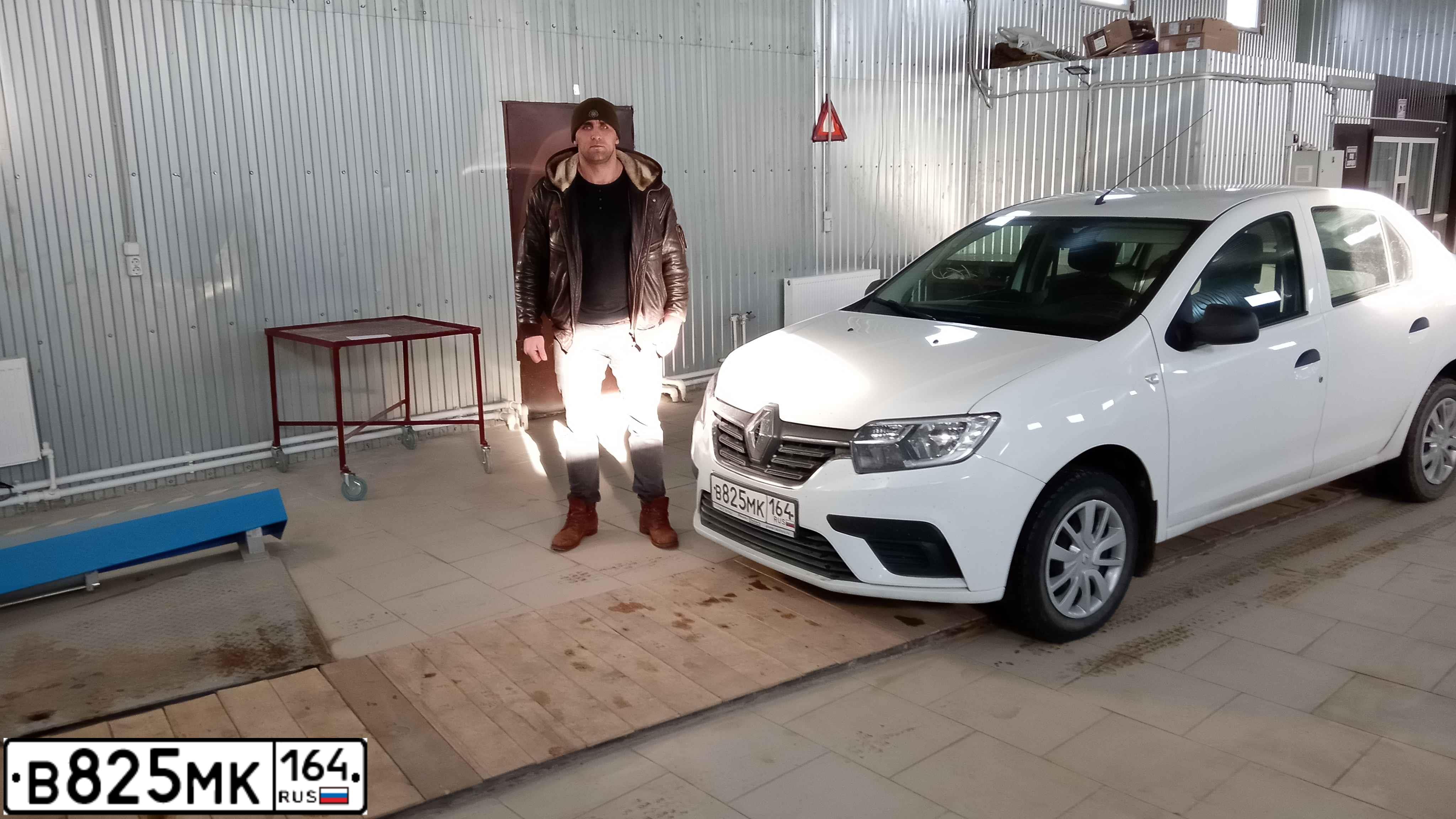 Фото автомобиля RENAULT T LOGAN, 2019 — госномер С328РВ58. Цвет: Белый