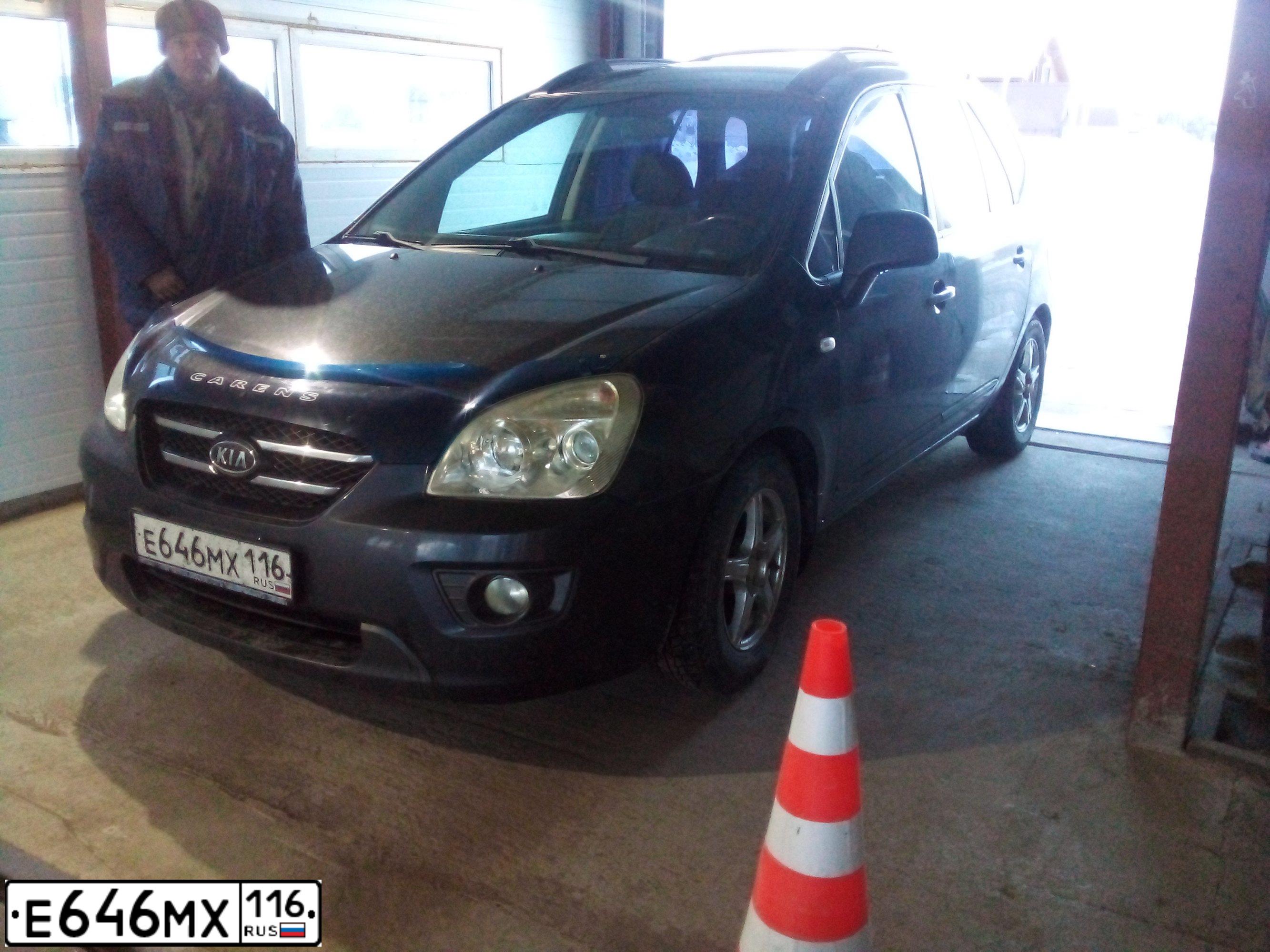 Фото автомобиля KIA CARENS, 2007 — госномер Е646МХ116. Цвет: БЕЛЫЙ,СЕРЫЙ И ОТТЕНКИ