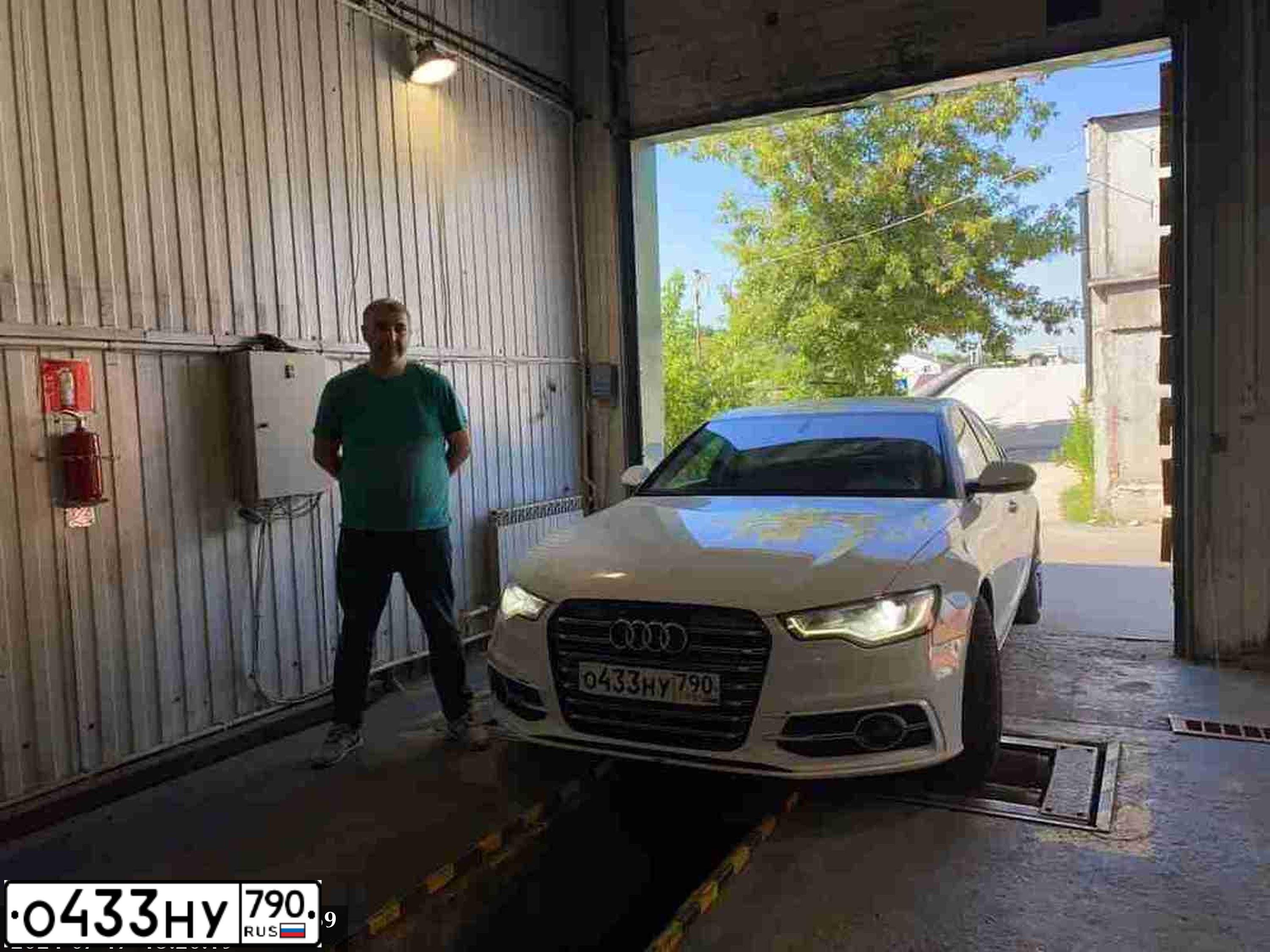 Фото автомобиля AUDI A6, 2011 — госномер О433НУ790. Цвет: Белый