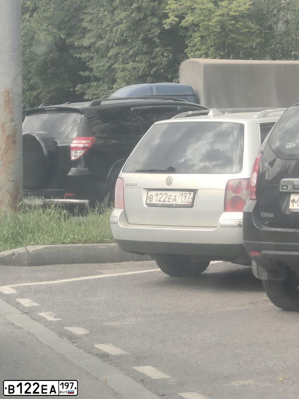 Фото автомобиля VOLKSWAGEN PASSAT, 2002 — госномер В122ЕА197. Цвет: СЕРЕБРИСТЫЙ