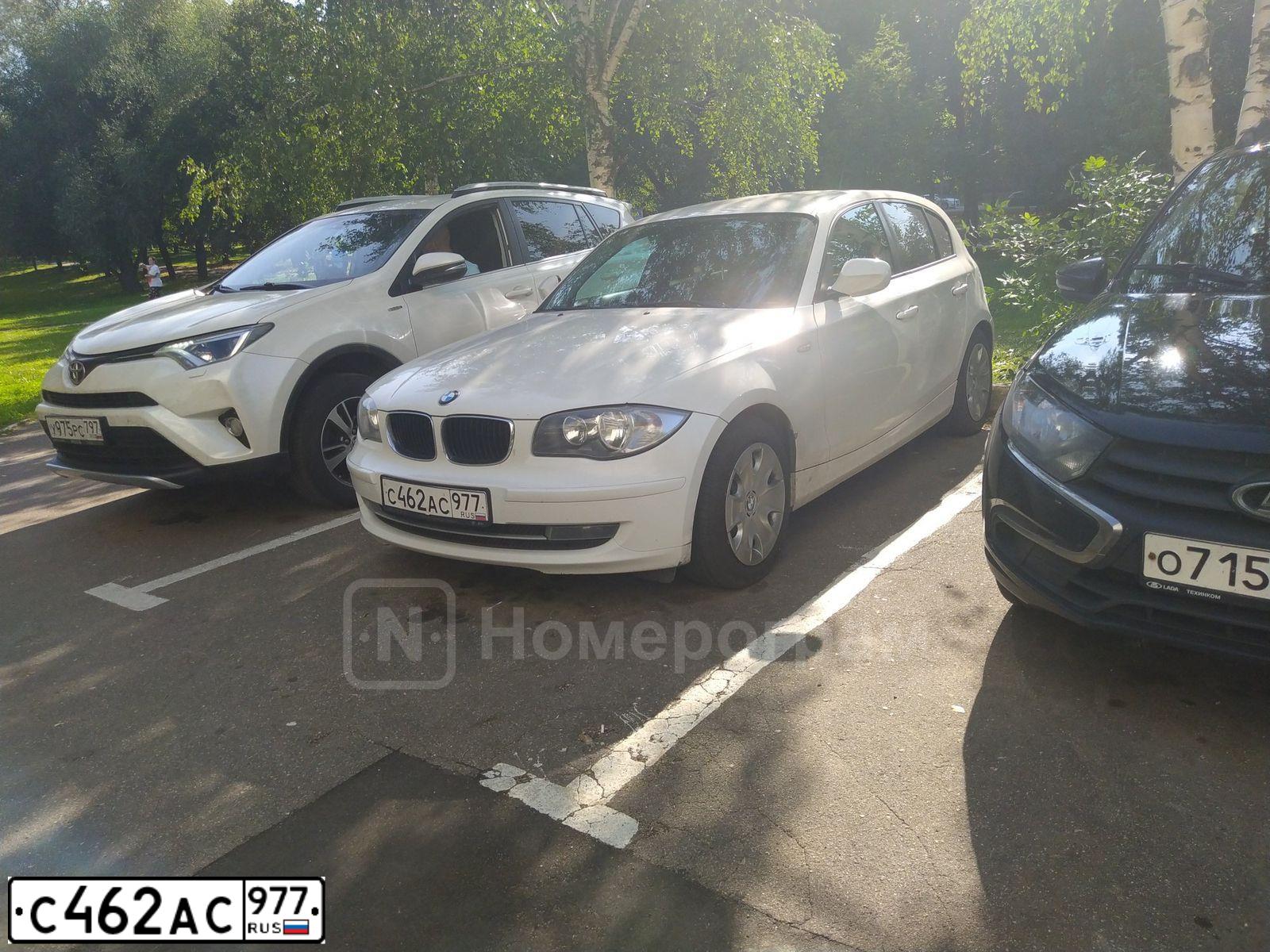 Фото автомобиля BMW SERIE 1, 2011 — госномер С462АС977. Цвет: Белый