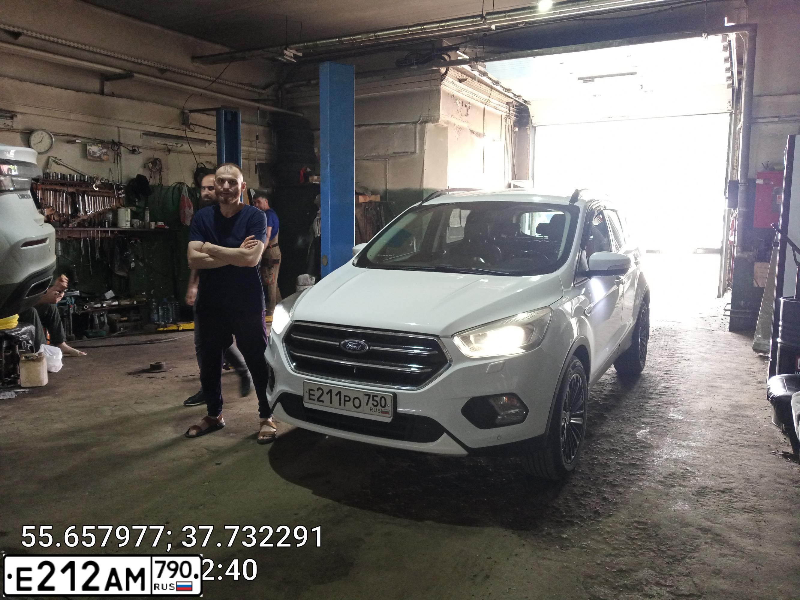 Фото автомобиля FORD KUGA, 2017 — госномер Е211РО750. Цвет: Белый