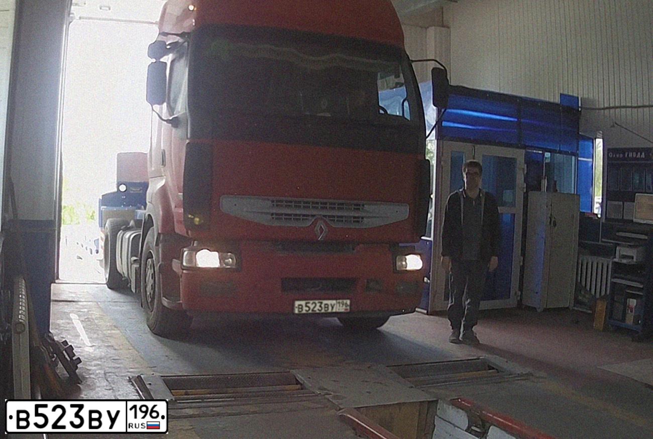 Фото автомобиля RENAULT PREMIUM, 2000 — госномер В523ВУ196. Цвет: КРАСНЫЙ