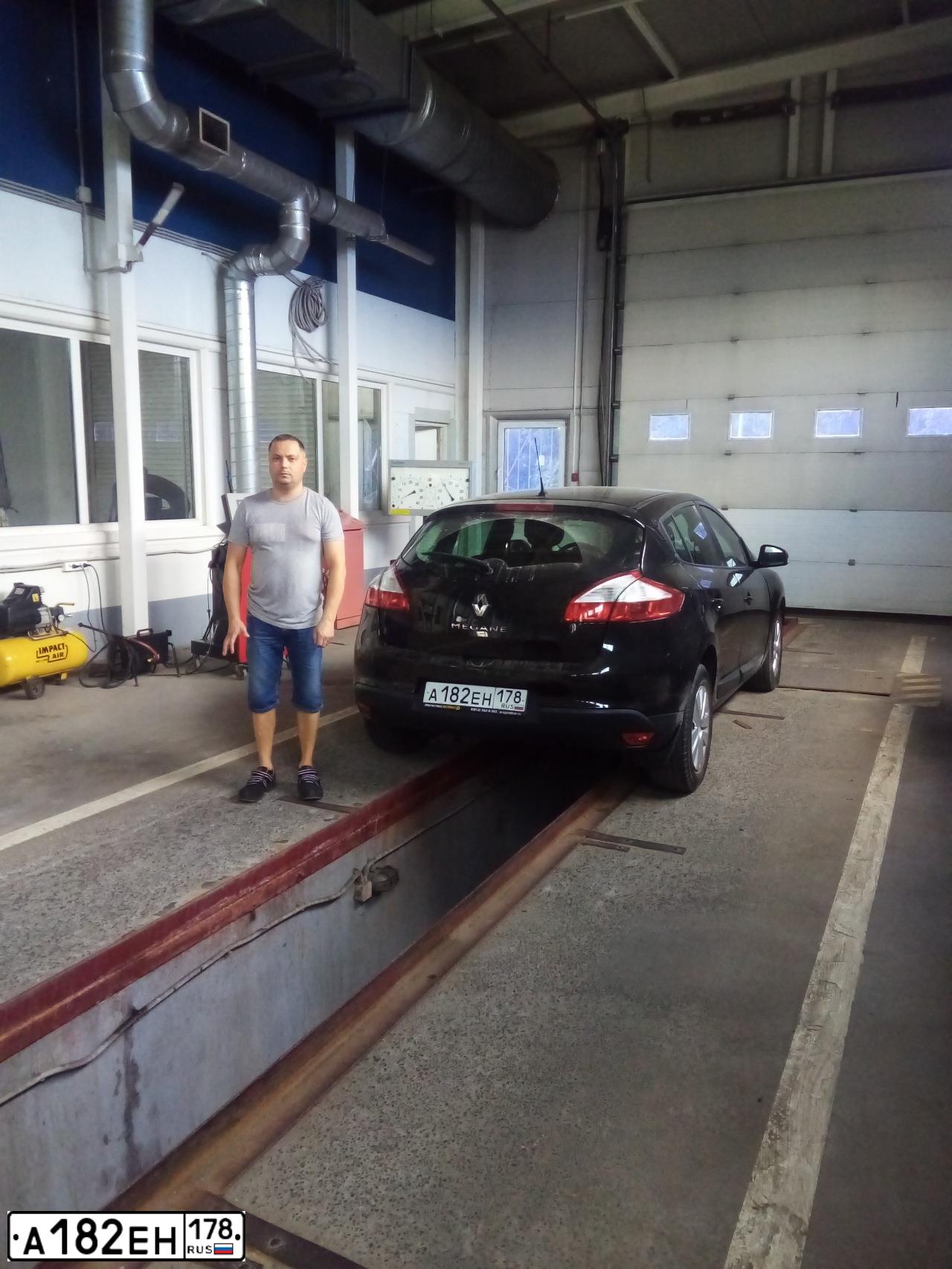 Фото автомобиля RENAULT MEGANE, 2010 — госномер А182ЕН178. Цвет: ЧЕРНЫЙ