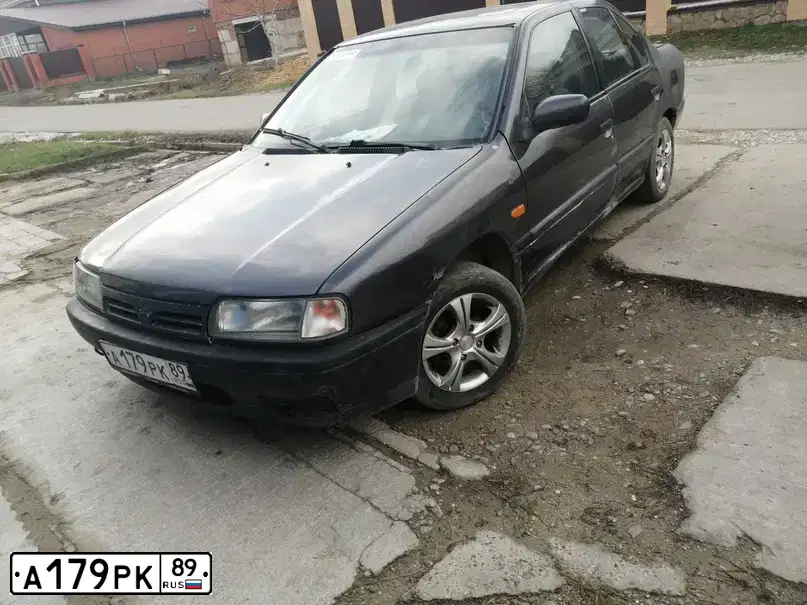 Фото автомобиля NISSAN PRIMERA, 1992 — госномер А179РК89. Цвет: темно-серый