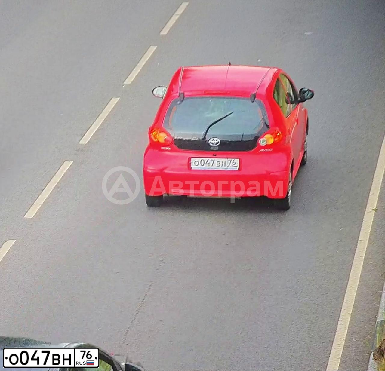 Фото автомобиля TOYOTA AYGO, 2007 — госномер О047ВН76. Цвет: КРАСНЫЙ