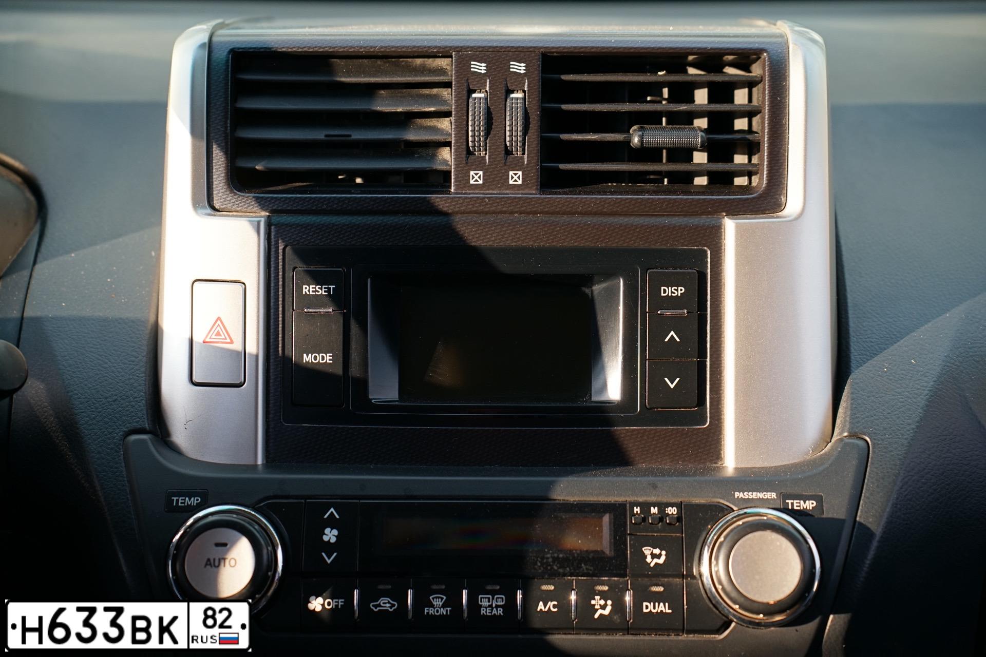 Фото автомобиля TOYOTA LANDCRUISER, 2010 — госномер А900МТ51. Цвет: СЕРЫЙ