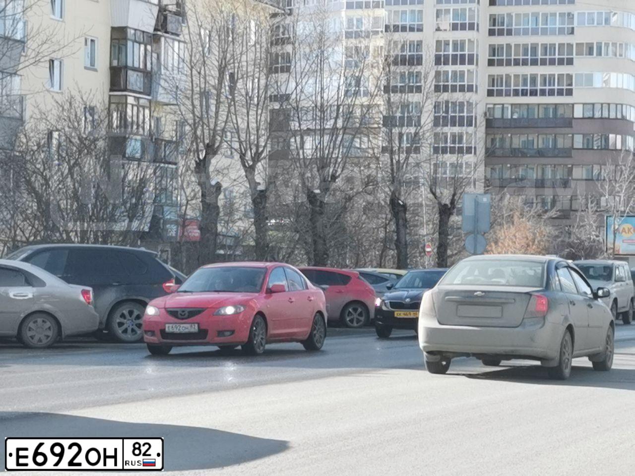 Фото автомобиля MAZDA 3, 2008 — госномер У433РС72. Цвет: Красный
