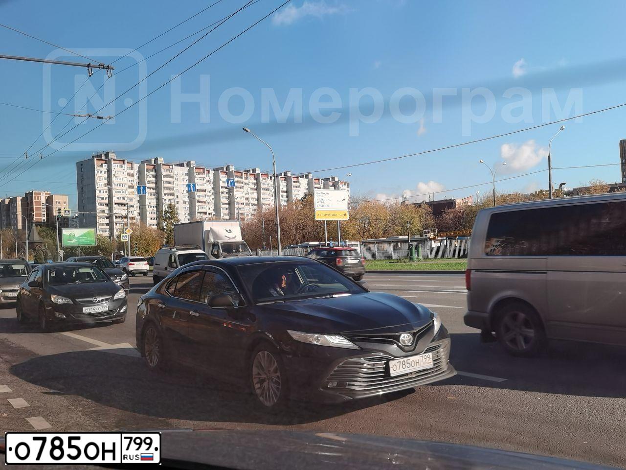 Фото автомобиля TOYOTA CAMRY, 2020 — госномер О785ОН799. Цвет: ЧЕРНЫЙ