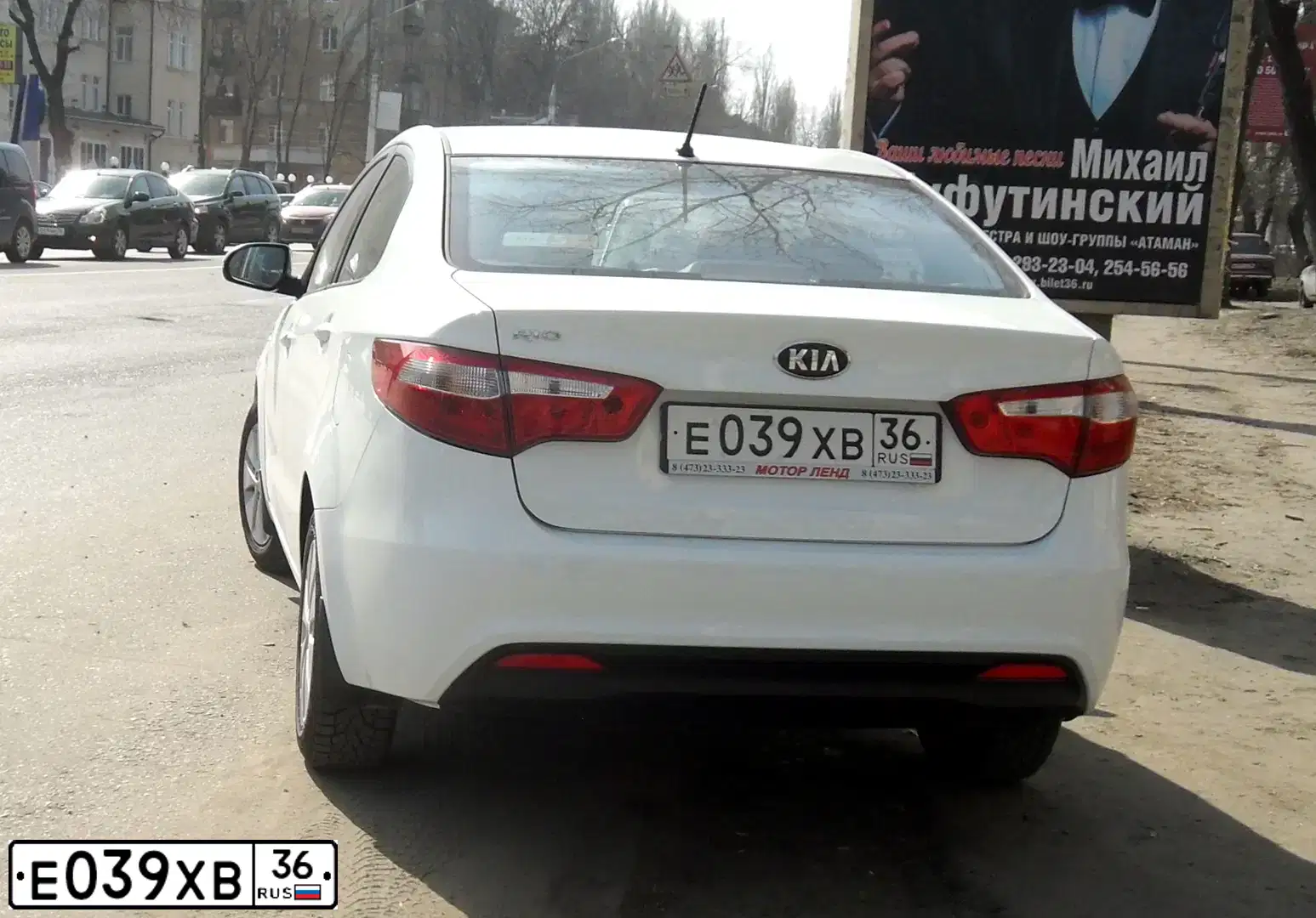 Фото автомобиля KIA RIO, 2013 — госномер Е039ХВ36. Цвет: БЕЛЫЙ
