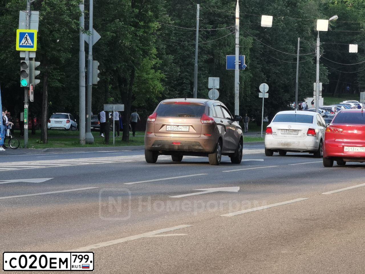 Фото автомобиля KIA SORENTO, 2019 — госномер С020ЕМ799. Цвет: БЕЛЫЙ