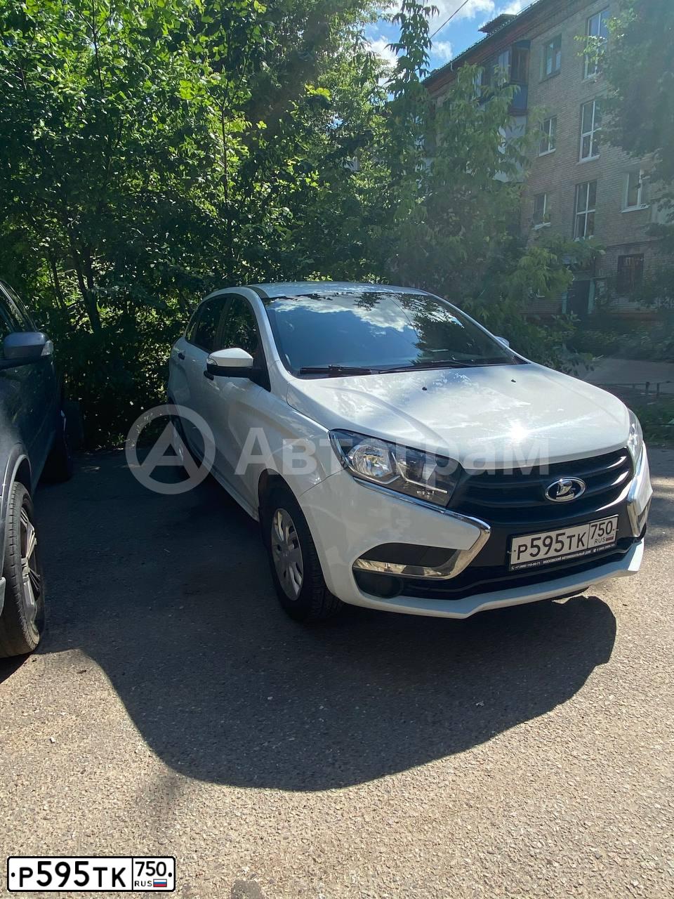 Фото автомобиля LADA XRAY, 2018 — госномер Р595ТК750. Цвет: БЕЛЫЙ