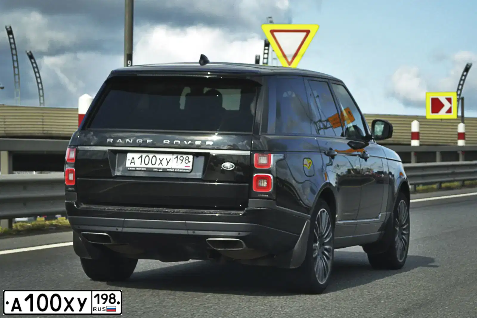 Фото автомобиля LANDROVER RANGE ROVER, 2018 — госномер А100ХУ198. Цвет: ЧЕРНЫЙ