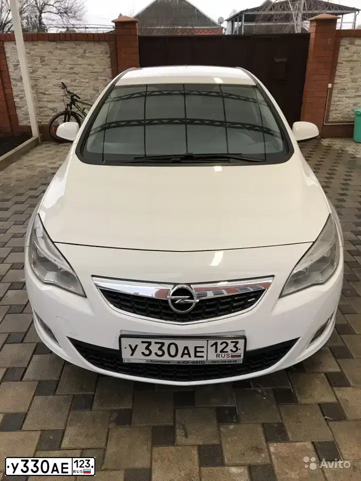 Фото автомобиля OPEL ASTRA, 2011 — госномер У330АЕ123. Цвет: Белый