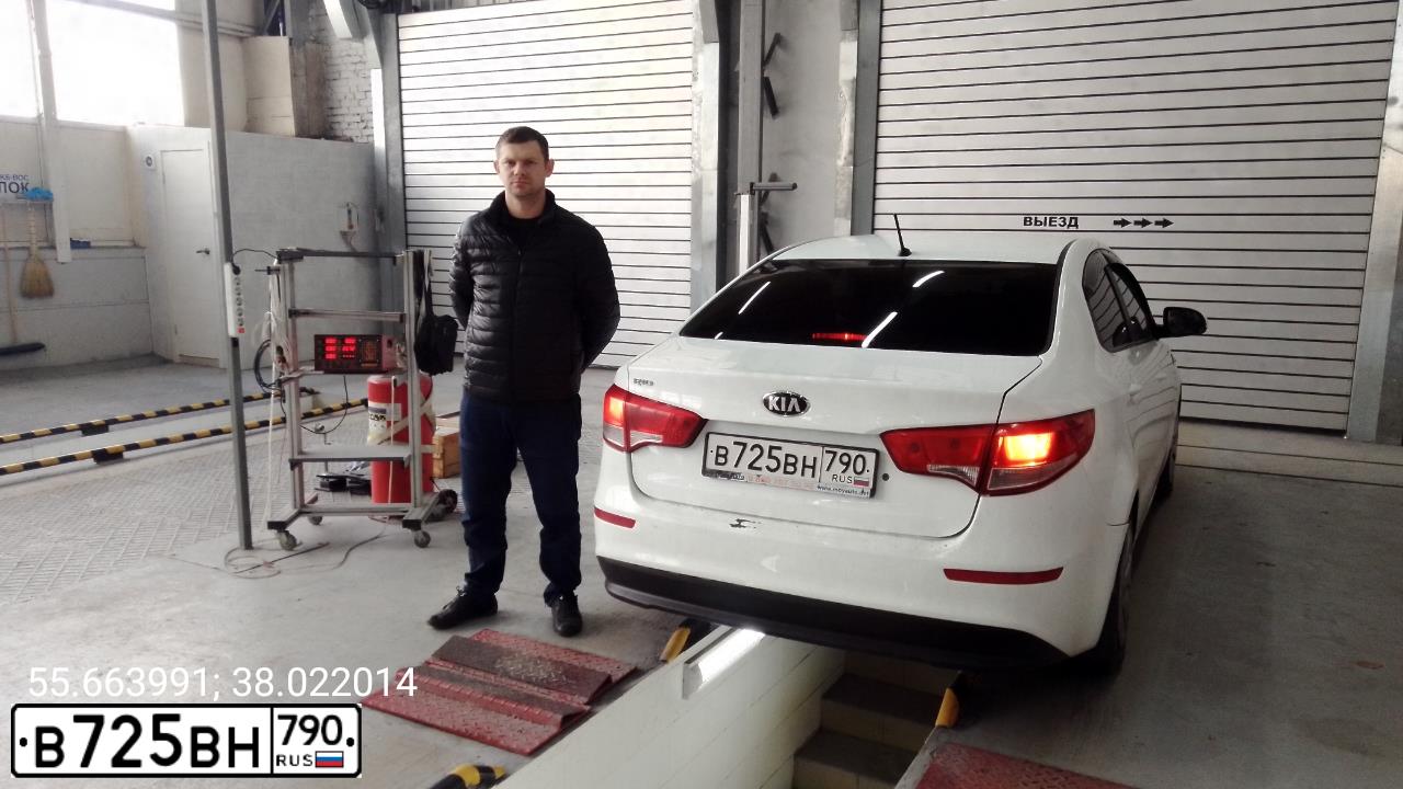 Фото автомобиля KIA RIO, 2016 — госномер В030ТУ790. Цвет: Белый