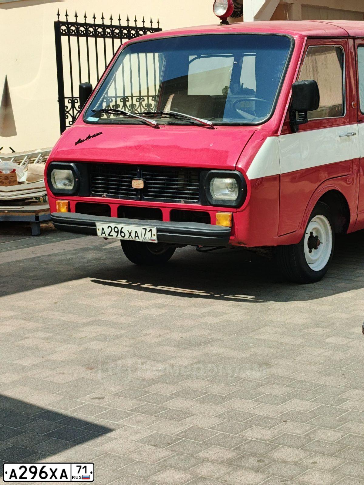 Фото автомобиля RAF 2203, 1989 — госномер А296ХА71. Цвет: БЕЛЫЙ С ЖЕЛТОЙ ПОЛОСОЙ