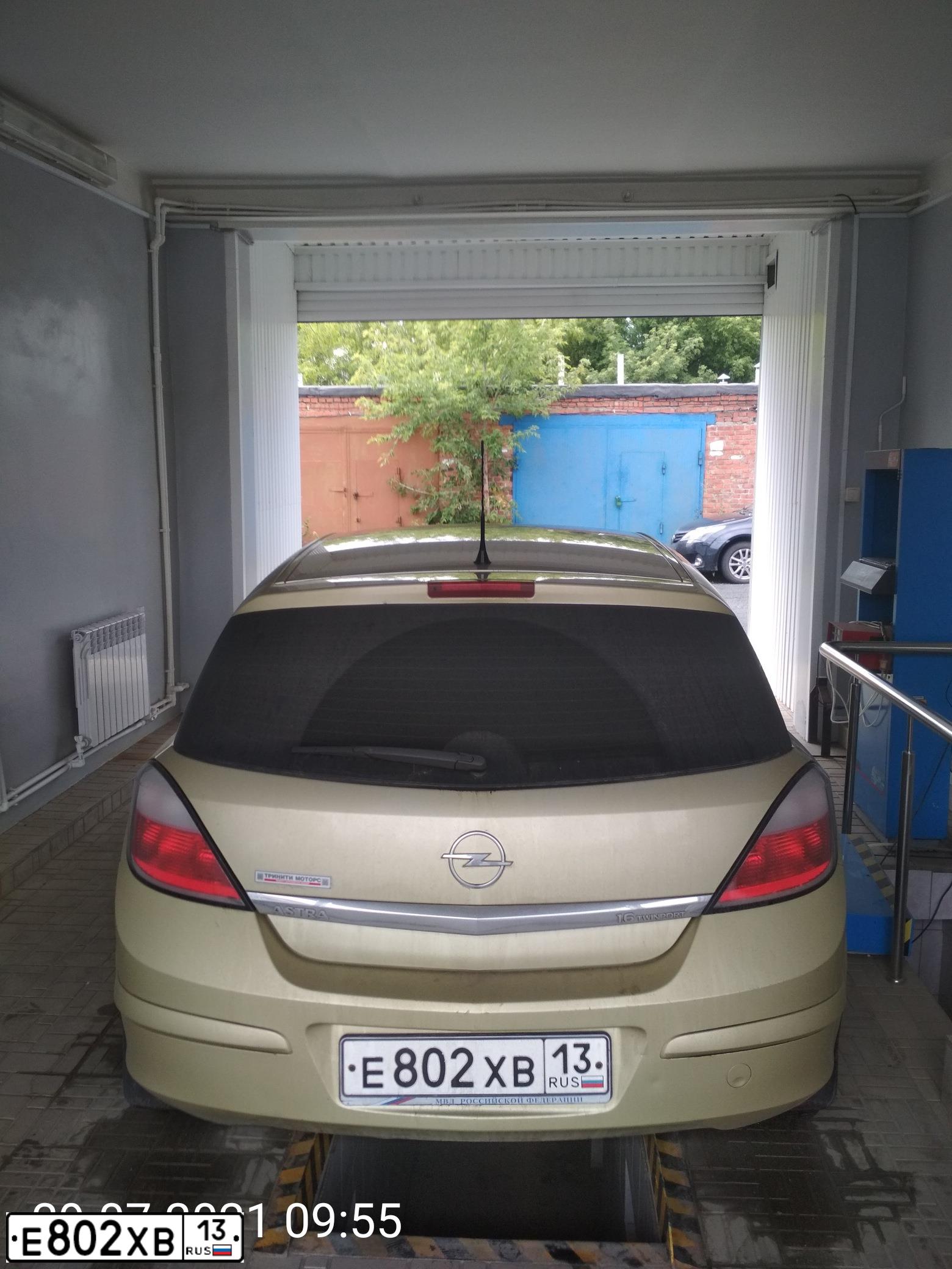 Фото автомобиля OPEL ASTRA, 2004 — госномер Е802ХВ13. Цвет: ЗОЛОТИСТЫЙ