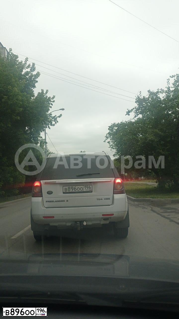 Фото автомобиля LANDROVER FREELANDER, 2014 — госномер В896ОО196. Цвет: Белый