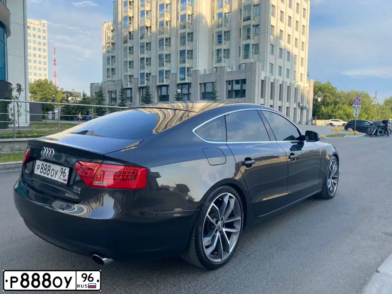 Фото автомобиля AUDI A5, 2016 — госномер О560ХН196. Цвет: ТЕМНО СЕРЫЙ