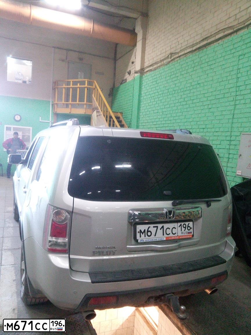 Фото автомобиля HONDA PILOT, 2008 — госномер М671СС196. Цвет: СЕРЕБРИСТЫЙ