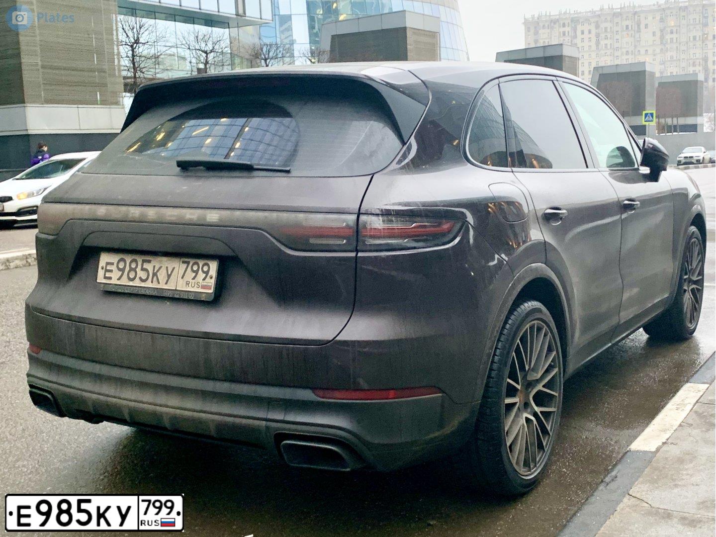Фото автомобиля PORSCHE CAYENNE, 2018 — госномер Е985КУ799. Цвет: Коричневый