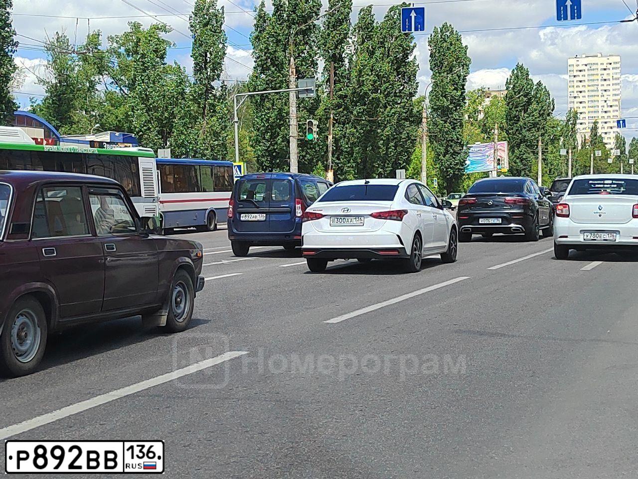 Фото автомобиля SUZUKI LIANA, 2004 — госномер Р892ВВ136. Цвет: ЧЕРНЫЙ