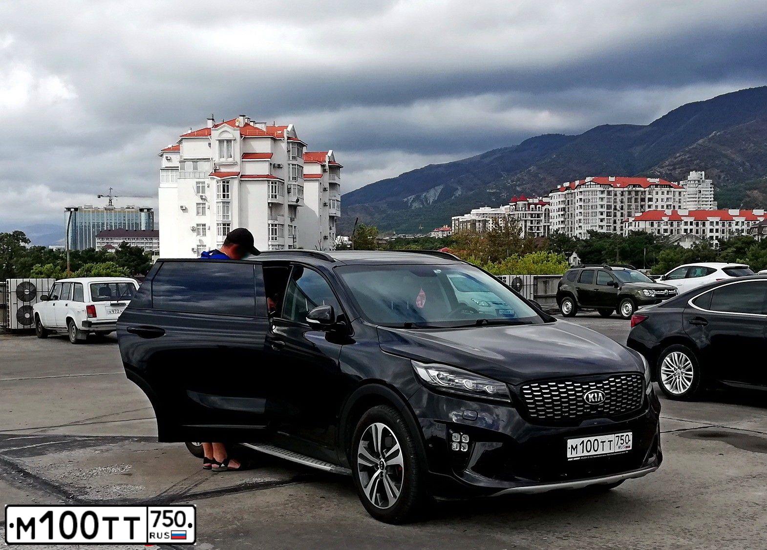 Фото автомобиля KIA SORENTO, 2018 — госномер М100ТТ750. Цвет: ЧЕРНЫЙ