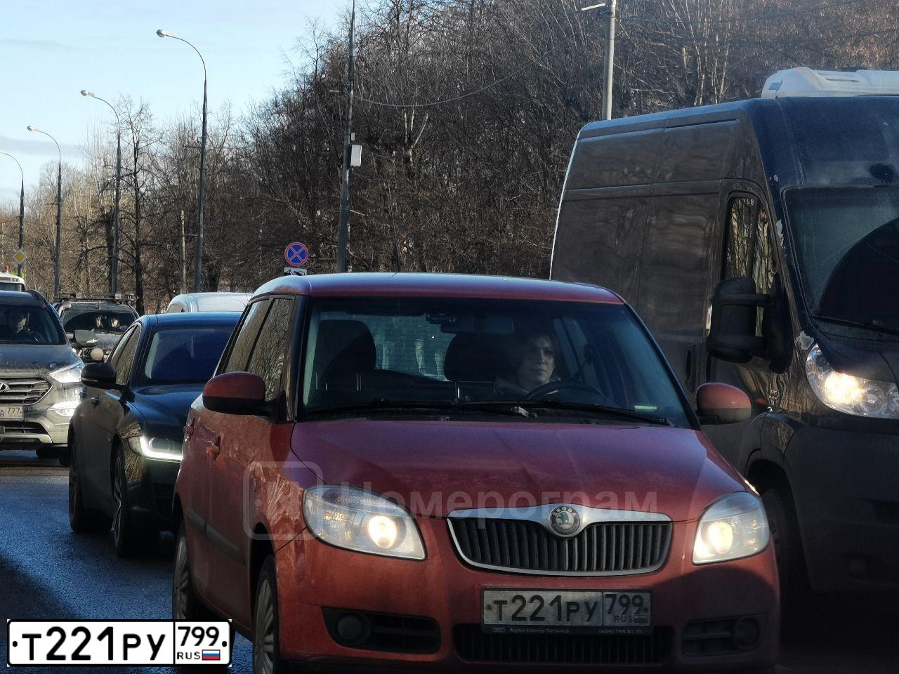 Фото автомобиля SKODA FABIA, 2009 — госномер Т221РУ799. Цвет: ОРАНЖЕВО-КРАСНЫЙ