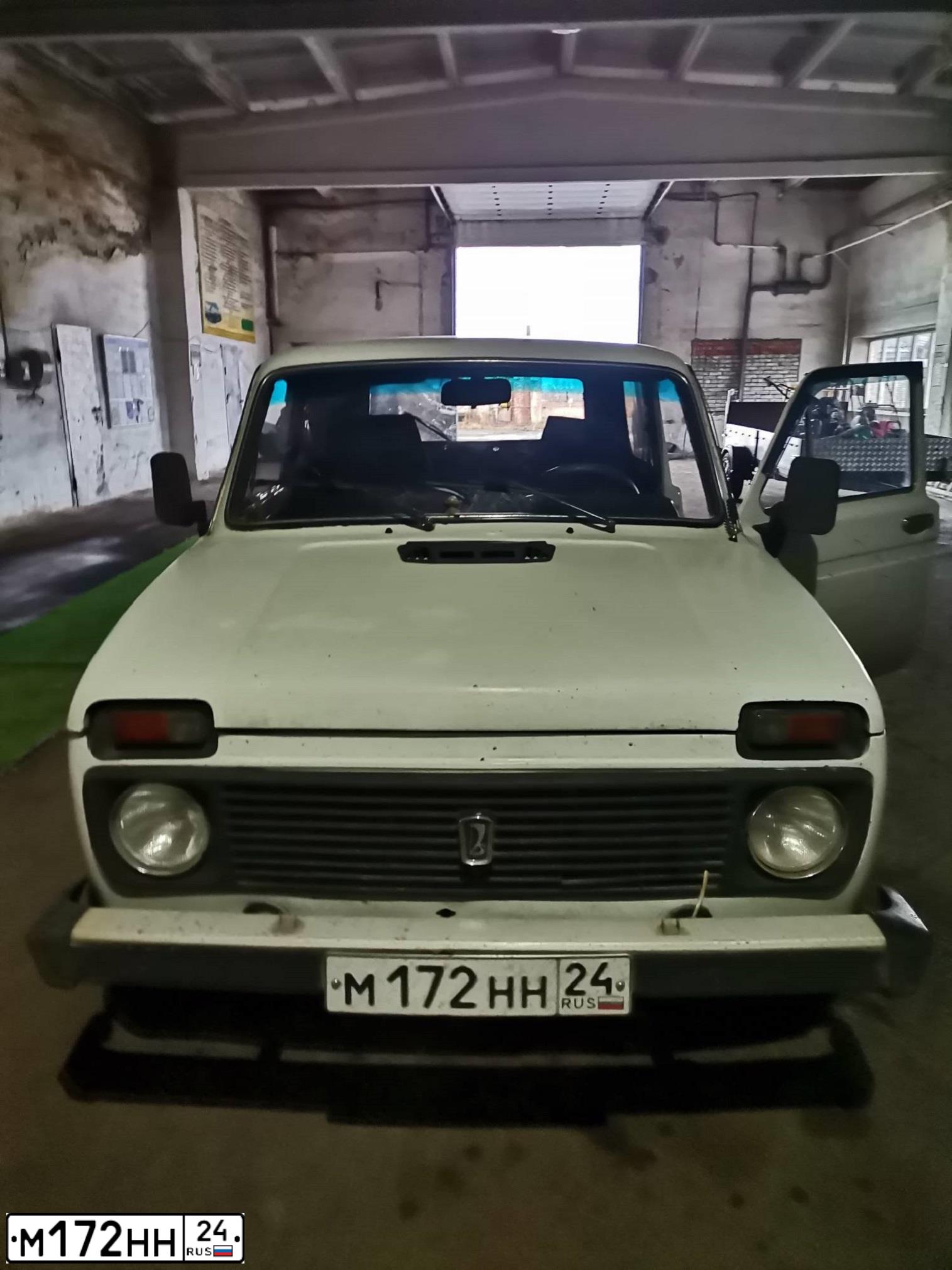 Фото автомобиля LADA 2121 NIVA, 1991 — госномер М172НН24. Цвет: Белый