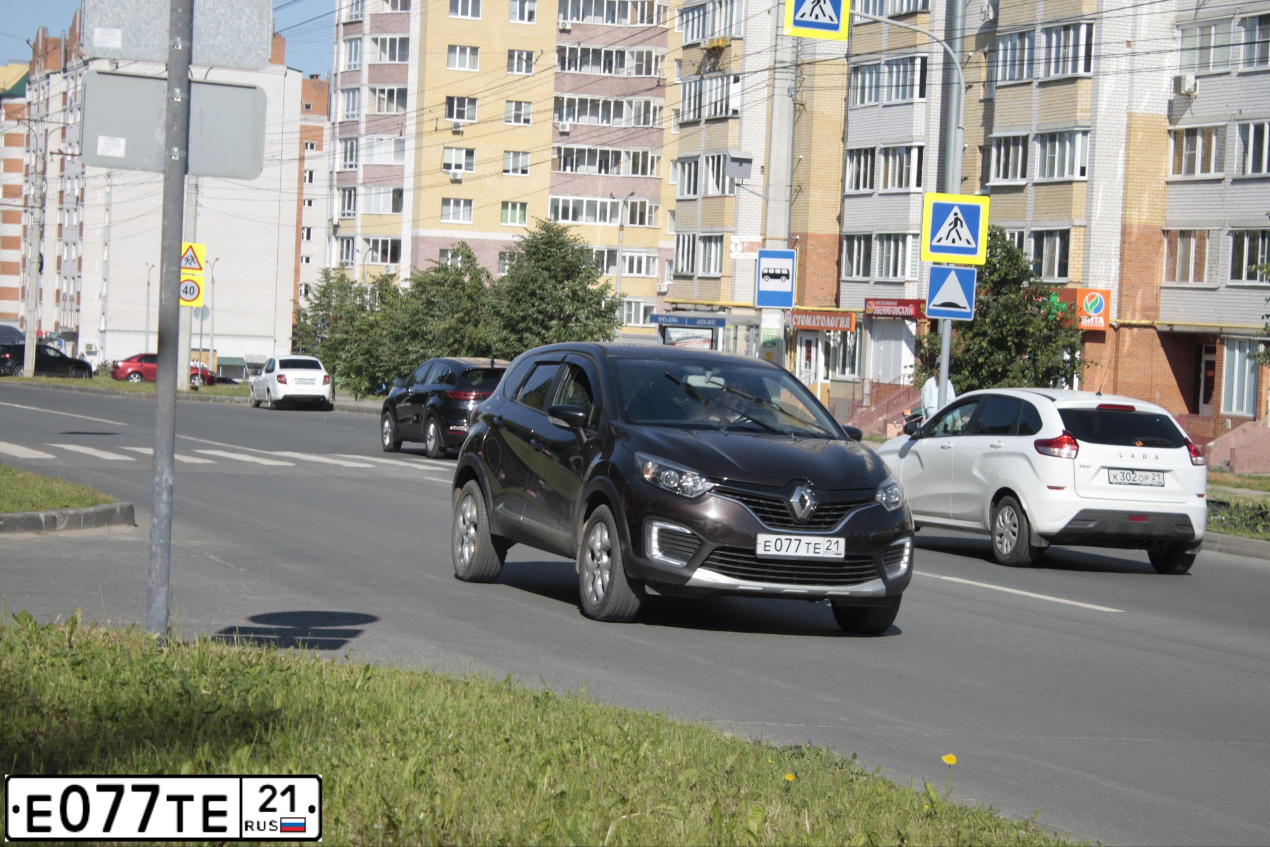 Фото автомобиля RENAULT KAPTUR, 2017 — госномер Е077ТЕ21. Цвет: ТЕМНО-КОРИЧНЕВЫЙ