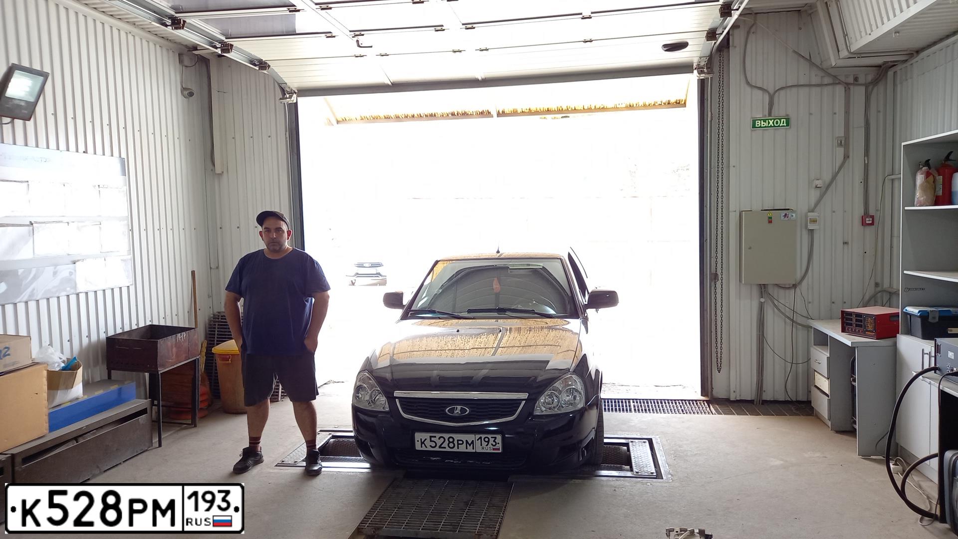 Фото автомобиля LADA 2170 PRIORA, 2010 — госномер М161АТ40. Цвет: Сине-Черный