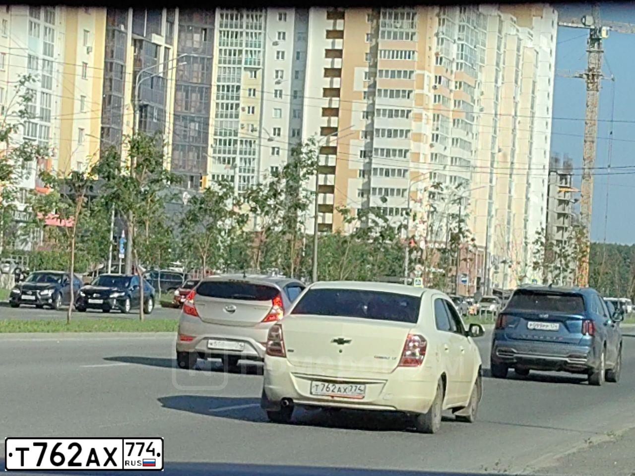 Фото автомобиля CHEVROLET COBALT, 2013 — госномер А529КТ774. Цвет: БЕЖЕВЫЙ