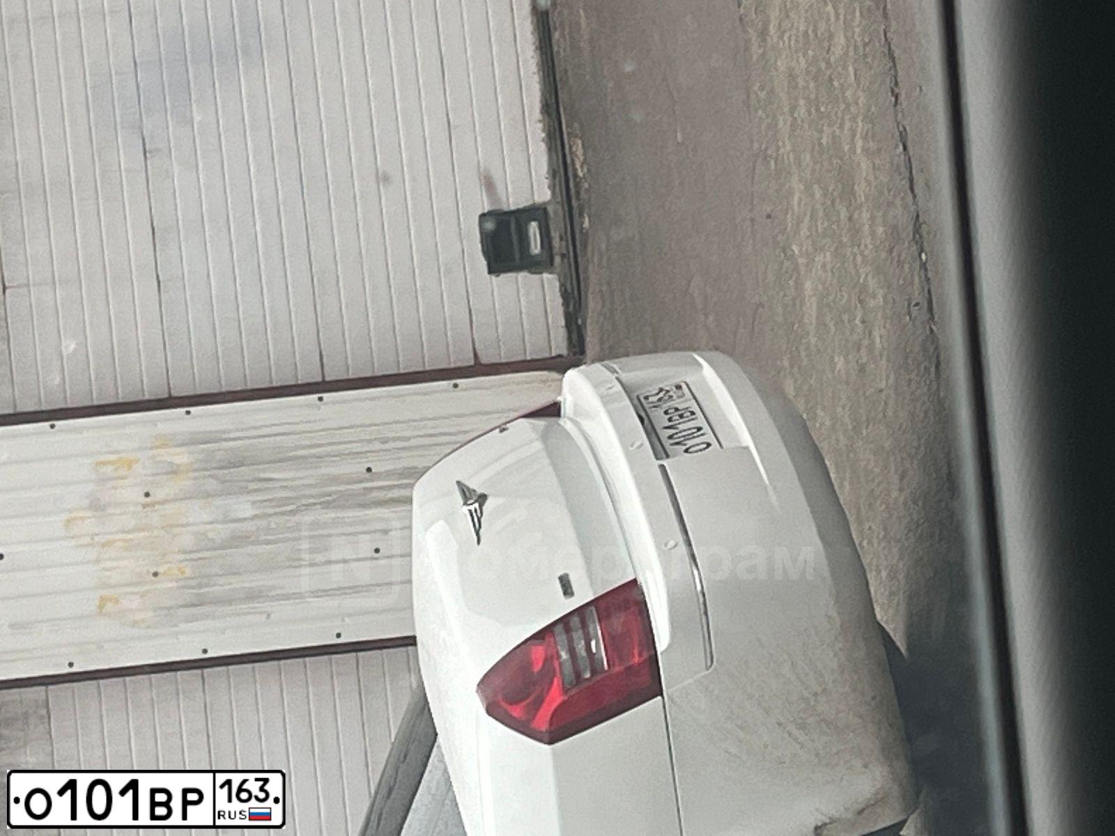 Фото автомобиля CHRYSLER SERIE 300, 2005 — госномер О101ВР163. Цвет: СЕРО-ЗЕЛЕНЫЙ