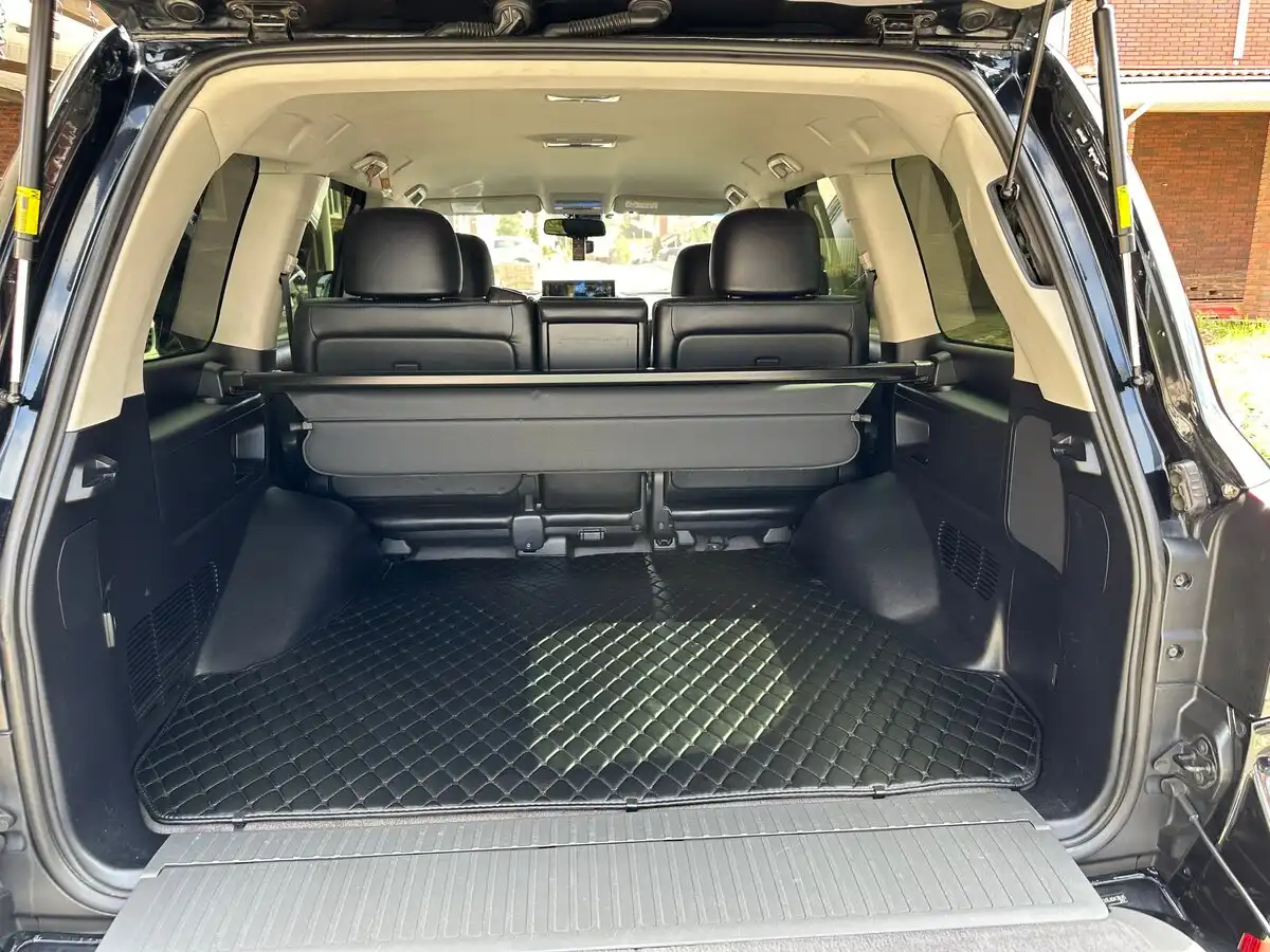 Фото автомобиля TOYOTA LAND CRUISER 200, 2014 — госномер К097НА147. Цвет: ЧЕРНЫЙ