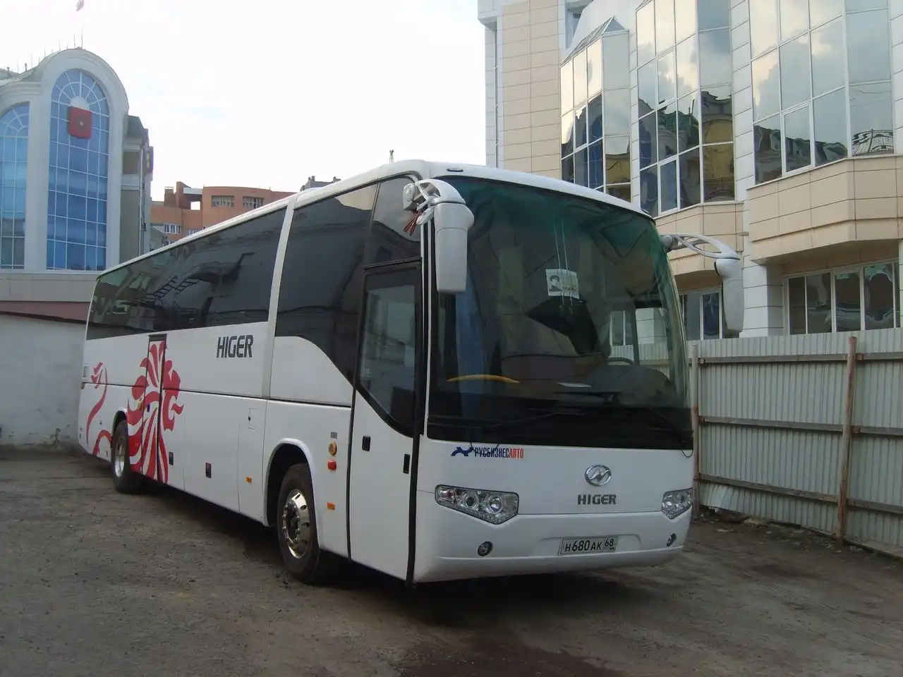 Фото автомобиля HIGER KLQ 6129, 2011 — госномер В999КК45. Цвет: БЕЛЫЙ